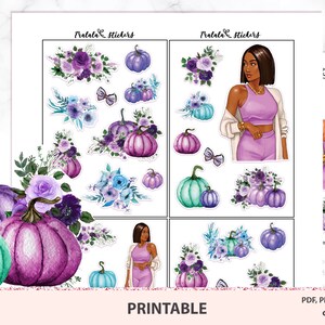 Op de afbeelding: Printbare stickerblad met verschillende herfstthema-ontwerpen, waaronder pompoenen, bladeren en bloemen in tinten paars, groen en blauw. De stickerblad bevat ook illustraties van vrouwen in paarse outfits.