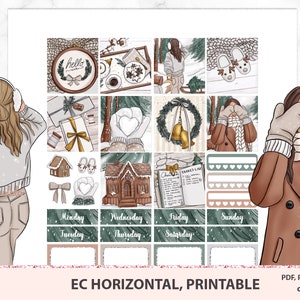 Pode incluir: Um conjunto de adesivos de planejador imprimíveis com tema de inverno. Os adesivos incluem ilustrações de uma mulher usando um casaco de inverno e chapéu, uma cabana aconchegante, uma coroa com sinos e uma placa escrita à mão com a palavra "olá". Os adesivos são projetados para uso em um planejador ou diário.