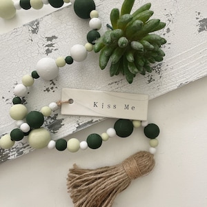 St. Patrick&#39;s Day Holzperlen-Girlande | St. Paddy Tiered Tablett Dekor | Grünes Kleeblatt Display Zubehör | Benutzerdefinierte irische Geschenke | Slainte Küss mich