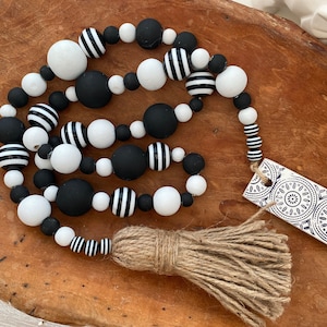 Guirlande de perles en bois à rayures noires et blanches | Accessoires pour plateaux à plusieurs niveaux | Perles décoratives industrielles modernes en noir et blanc | Médaillon personnalisé en argile