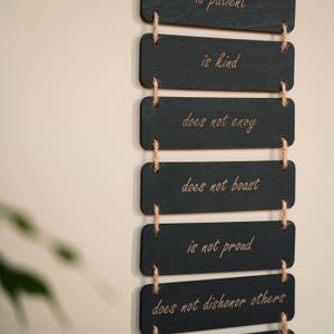 Bibel Vers Wandkunst, Liebe Zitat Zeichen, Paare Geschenkidee, hölzerne 1 Korinther 13 Wandbehang, inspirierende Zitate Zeichen, Liebe ist Art Art