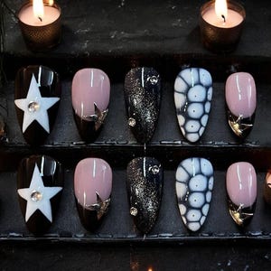 gothic inspired press on nails!