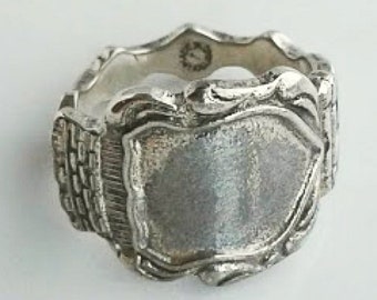 1178 / Pamiątkowy pierścień w kształcie łyżki wykonany ze srebra.