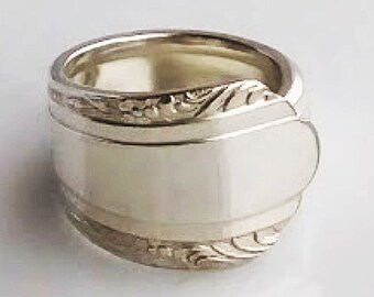 1235 / Pierścień ze srebrną łyżką - Wizja 1933.