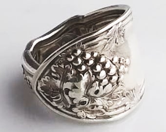 1344 / Pierścień ze srebrnej łyżki w kształcie winogron - La Vigne 1908.