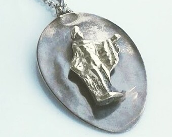 1190 / Włoski srebrny naszyjnik z łyżką w kształcie mężczyzny w szacie.