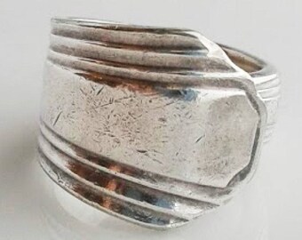 1048 / Pierścień męski ze srebra w kształcie łyżki - Paryż 1931.