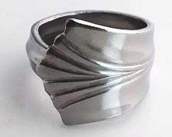 1494 / Pierścień w kształcie łyżki ze stali nierdzewnej.