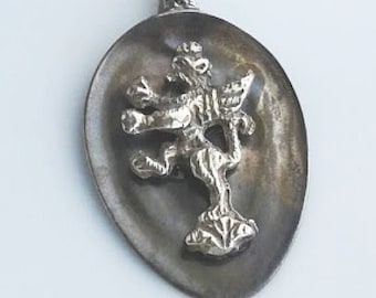 1193 / Włoski srebrny naszyjnik z łyżką w kształcie latającej małpy.