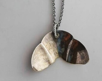 1107 / Naszyjnik ze srebrnej łyżeczki w kształcie ogona wieloryba.