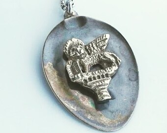 1189 / Włoski srebrny naszyjnik z motywem latającego lwa i łyżką.