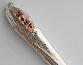 1068 / Srebrny marker do roślin w kształcie noża - Wiosna 1957.