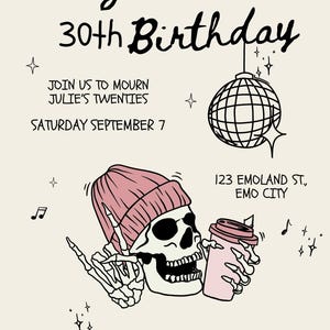 Op de afbeelding: Een zwart-witte illustratie van een skelet dat een roze muts draagt en een roze beker vasthoudt. Het skelet maakt een rock-and-roll handgebaar. De tekst "Julie's 30th Birthday" staat bovenaan de afbeelding. De tekst "Join us to mourn Julie's twenties" staat onder de titel. De tekst "Saturday September 7" staat daaronder. De tekst "123 Emoland St., Emo City" staat rechts in de afbeelding. De tekst "RSVP to Kay at 123-456-7890" staat onderaan de afbeelding.