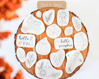 Pode incluir: Um conjunto de 13 adesivos imprimíveis em preto e branco com tema de outono com o texto "Stick & Stitch", "hello fall" e "hello pumpkin".