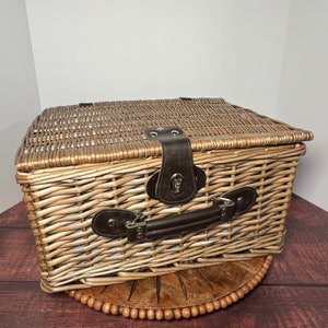 Vintage Picnic Time Woven Wicker Picnic Basket Set, Wine Cheese Basket for Two, Vintage Basket, Picnic For Two