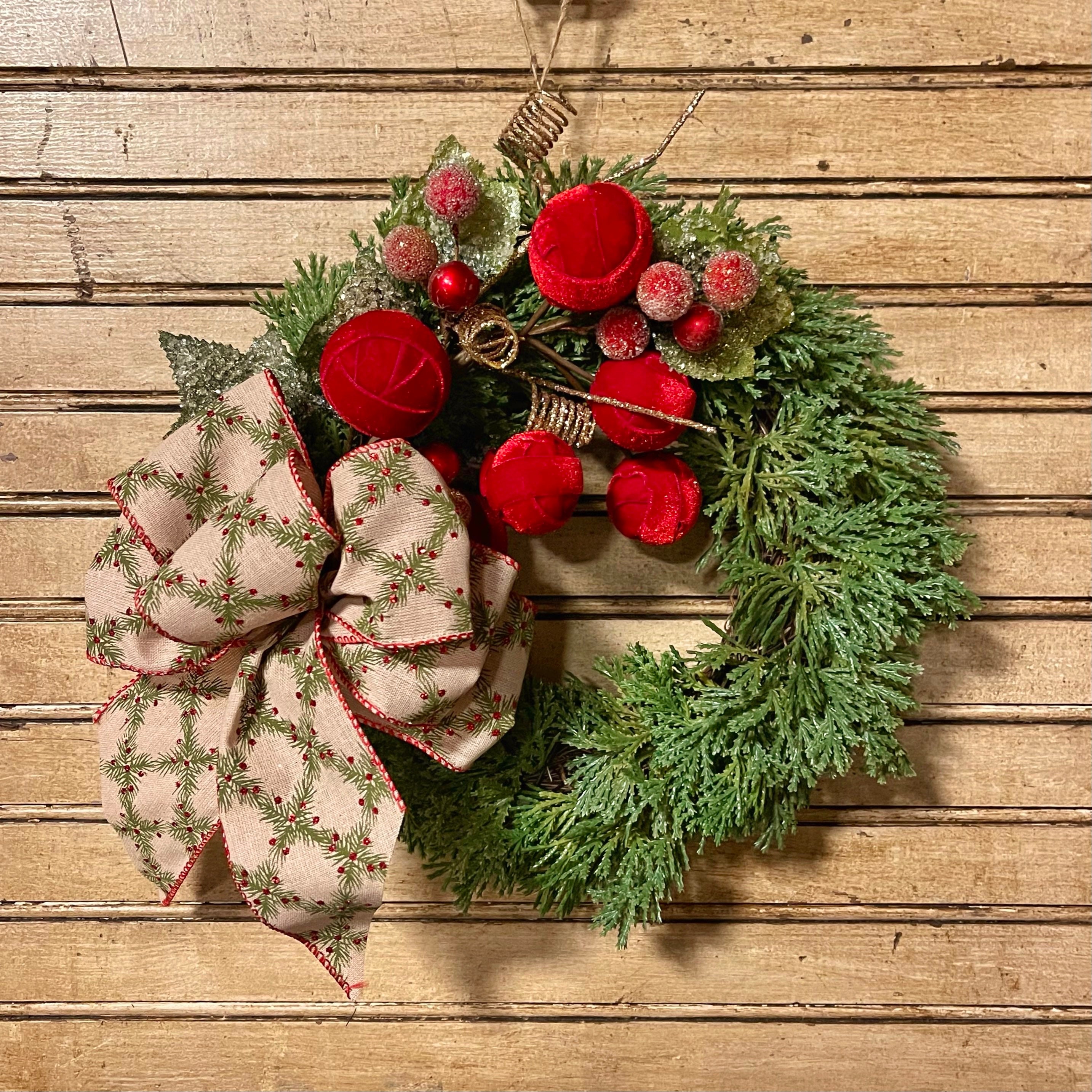 Lariat Christmas Wreath With Frosted Red Balls, Christmas Tree