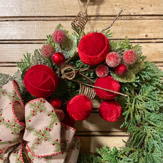 Lariat Christmas Wreath With Frosted Red Balls, Christmas Tree