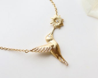 18K Solid Gold Hummingbird Necklace, Daisy Necklace with Natural Diamonds, Bird and Flower Necklace, April Birth Flower, Gift for Her