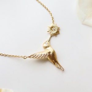 18K Solid Gold Hummingbird Necklace, Daisy Necklace with Natural Diamonds, Bird and Flower Necklace, April Birth Flower, Gift for Her