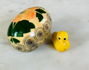 Russisches handbemaltes hölzernes Ei mit Kükenfigur