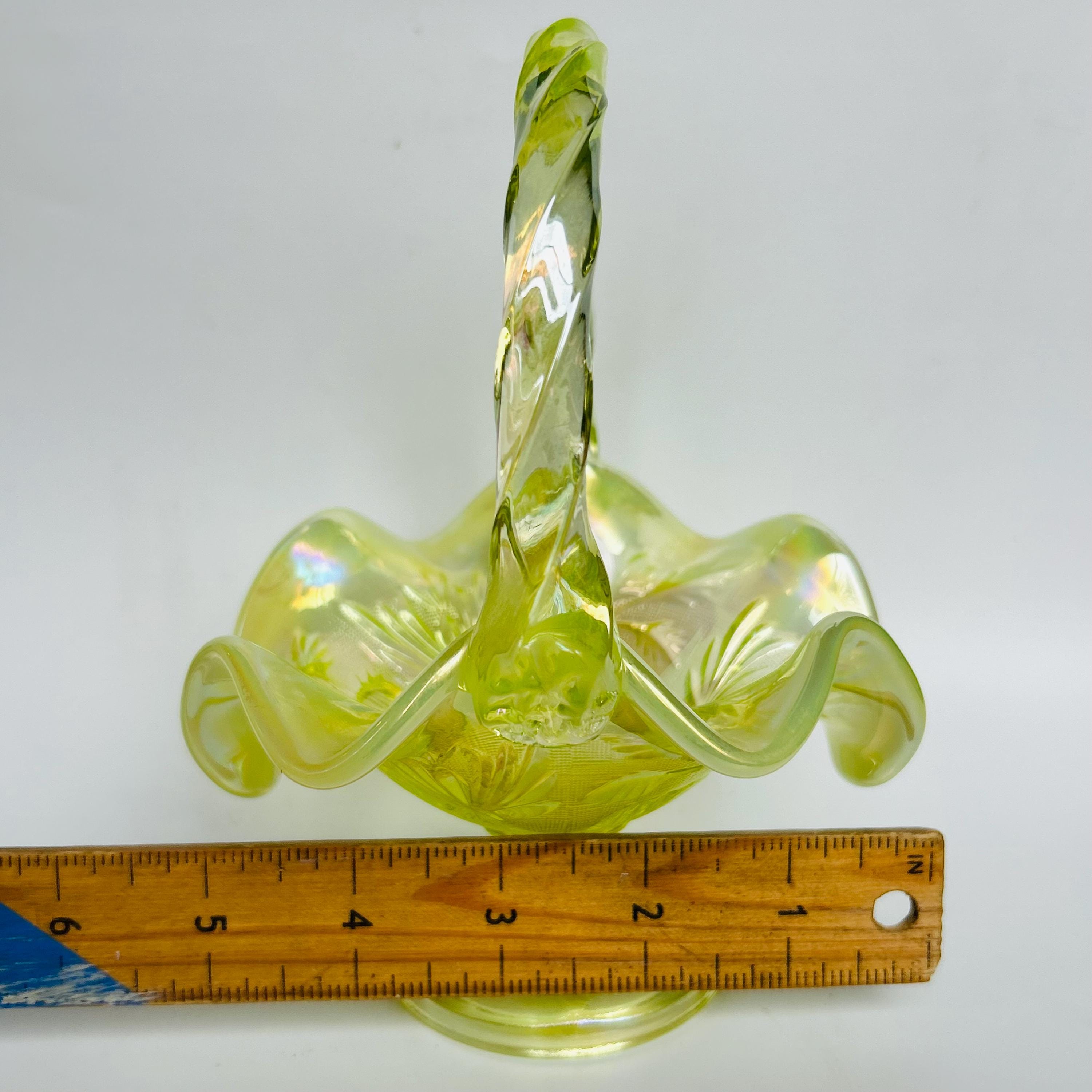 フェントングリーンワセリンウランアートガラスフリルバスケットが光る