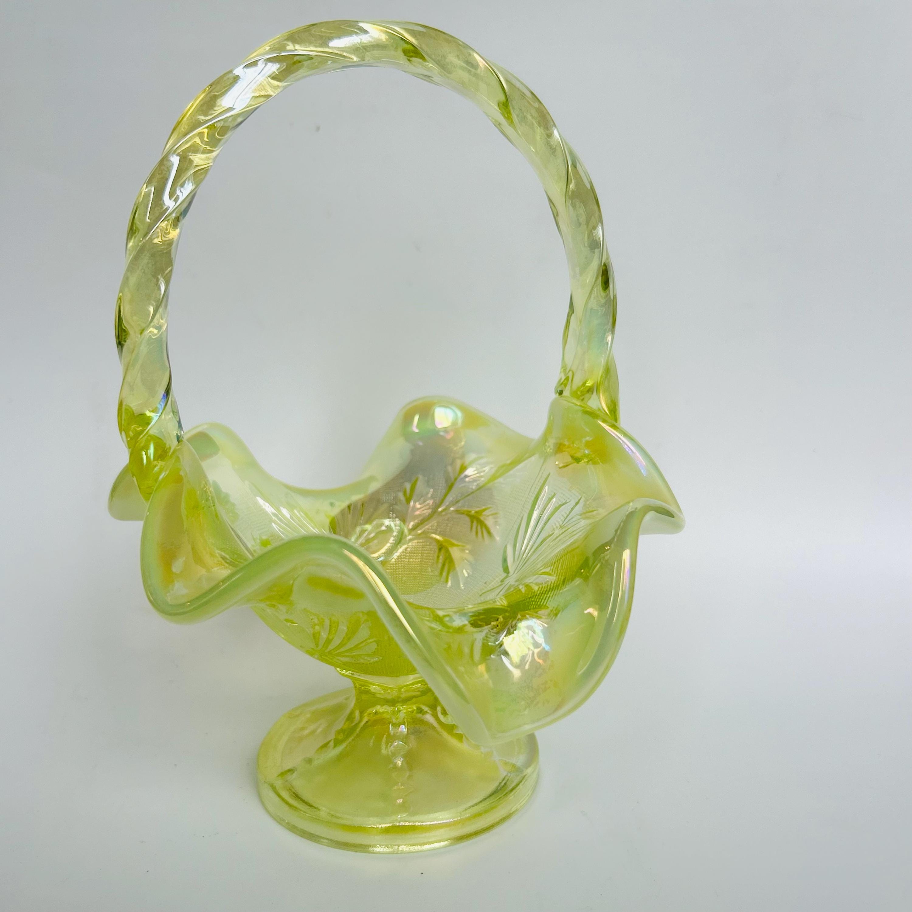 フェントングリーンワセリンウランアートガラスフリルバスケットが光る