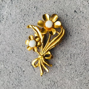 Daisy Gold Tone Bouquet Floral Brooch Unmarked 2.75&quot;