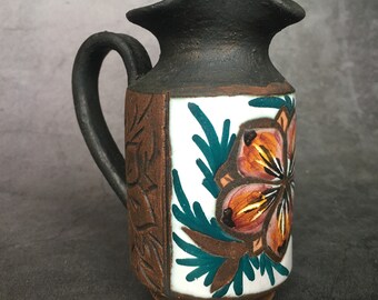 Glaseado azul vintage dentro de la jarra de cerámica floral Creamer sin marcar
