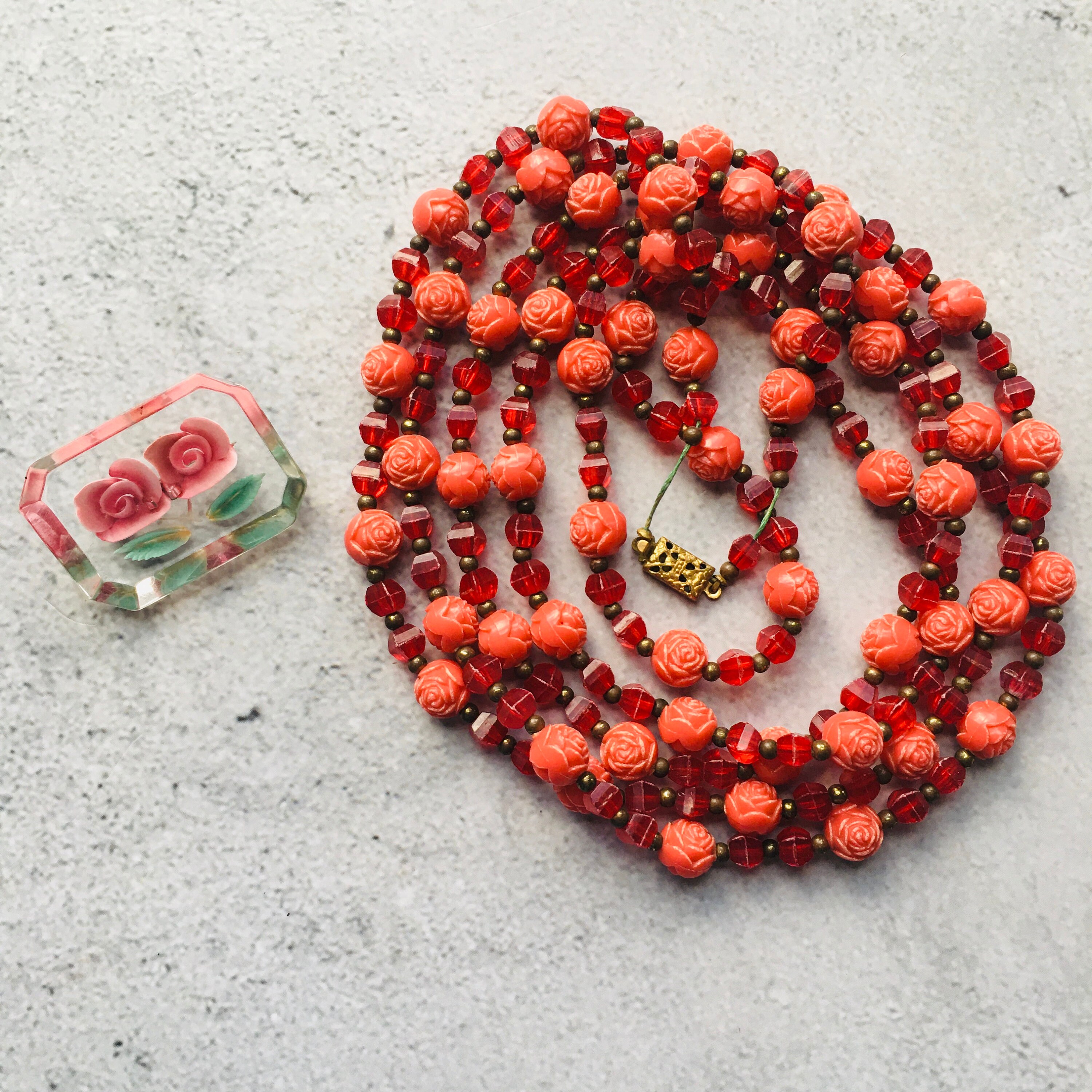 アンティークルーサイト バラの彫刻置物 古いブローチ: 花、逆彫刻ルー