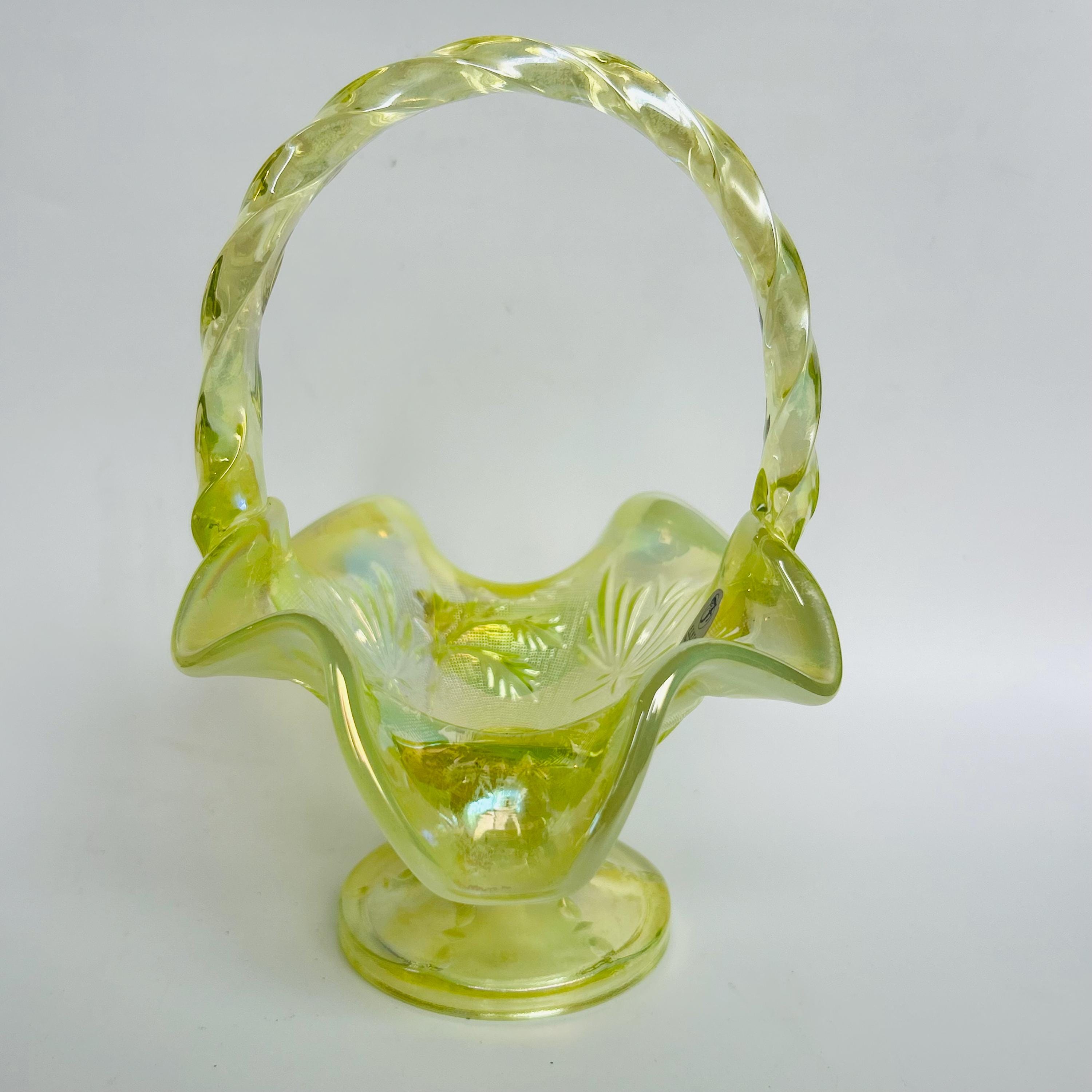 フェントングリーンワセリンウランアートガラスフリルバスケットが光る