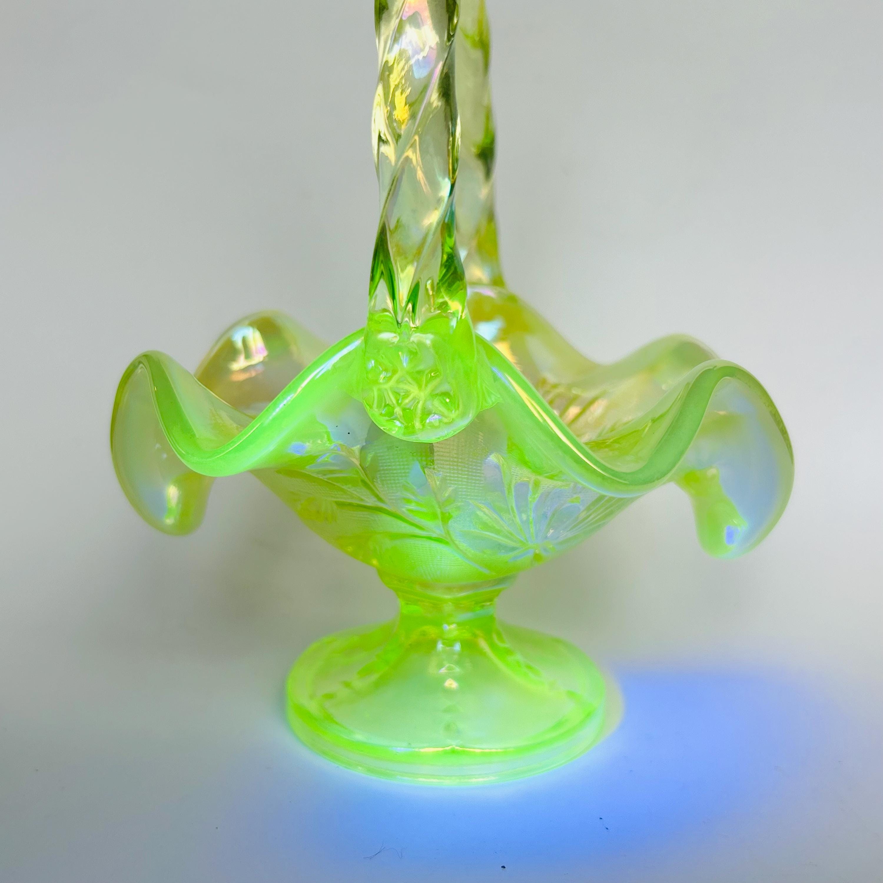 フェントングリーンワセリンウランアートガラスフリルバスケットが光る