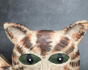 木製猫の彫刻 James Haddon James Haddon Folk Art Wood Carved Striped Lounging Cat Figurine