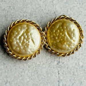 Textured Gold Tone Faux Pearl Chunky Vintage Clip On Earrings 1"