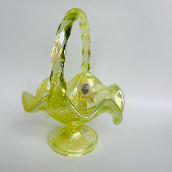 フェントングリーンワセリンウランアートガラスフリルバスケットが光る