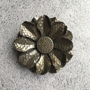 Silver Tone Hammered 3D Daisy Flower Brooch Unmarked 2&quot;