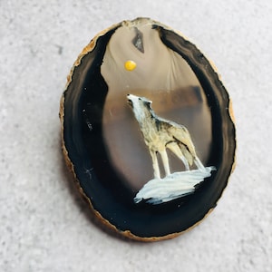 Hand Painted Howling Wolf Agate Geode Slice Stone Brooch 2.25&quot;