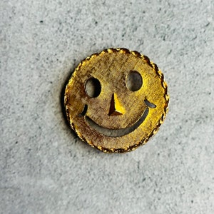 Gold Tone Happy Smiley Face Brooch Pendant Unmarked 1.75&quot;