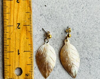 ハワイアン マザー オブ パール 彫刻 リーフ ダングル ピアス - Etsy 日本