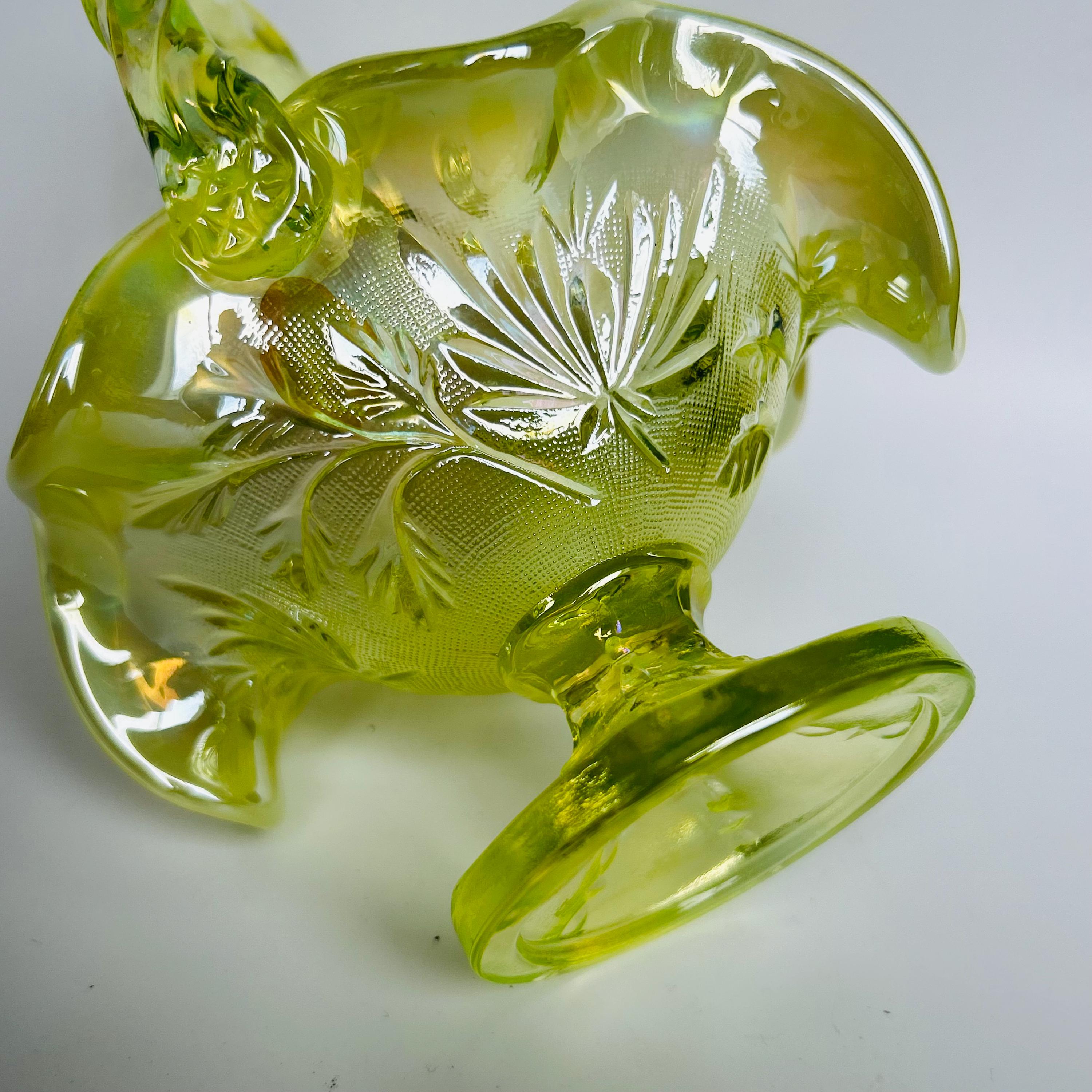 フェントングリーンワセリンウランアートガラスフリルバスケットが光る