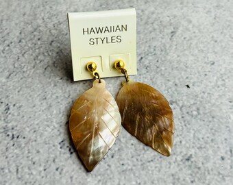 ハワイアン マザー オブ パール 彫刻 リーフ ダングル ピアス - Etsy 日本