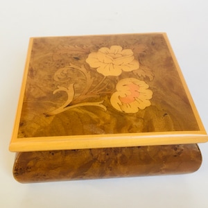 Wood Floral Inlay Lidded Jewelry Box