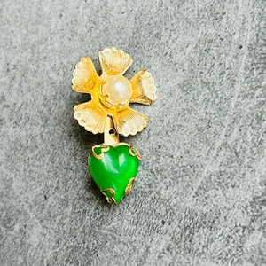 Faux Pearl Hong Kong Vintage Green Plastic Heart Flower Brooch