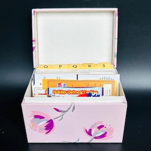 Caixa de receitas de papelão floral roxo Stylecraft com receitas e divisórias 1985