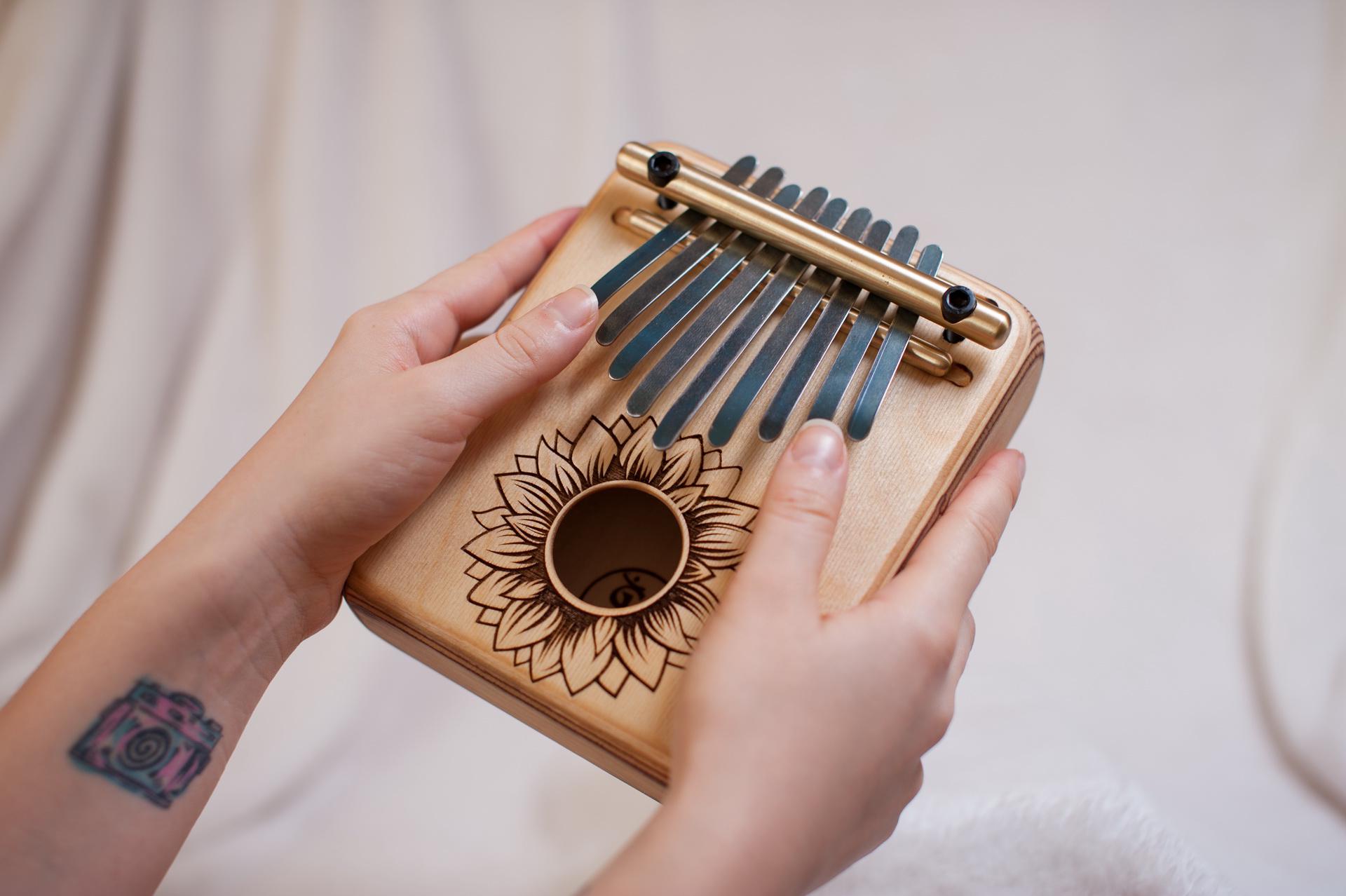 ひまわりカリンバ：サウンドヒーリングのための手作り9音木製親指