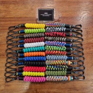 Einfacher minimalistischer Schlangenknoten-Schlüsselanhänger aus Paracord