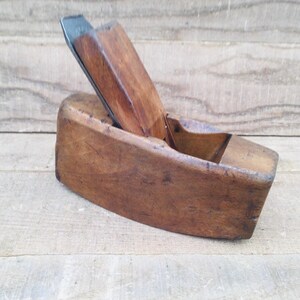 Ancien Rabot En Bois Avec Lame Arrondie – Outil Ancien France – Établi