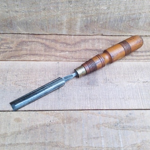 Peut inclure: Ensemble de trois mugs en céramique avec une finition mate et mouchetée. Les mugs sont de couleur crème, gris clair et gris foncé. Chaque mug a un design simple et minimaliste avec une anse arrondie.