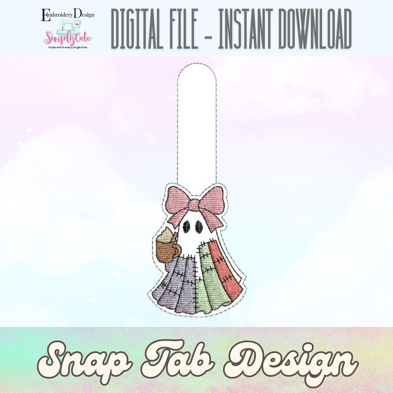 Peut inclure: Un fichier num&eacute;rique pr&eacute;sentant un motif de patte &agrave; pression en forme de fant&ocirc;me. Le fant&ocirc;me a un n&oelig;ud rose, tient une tasse de caf&eacute; et porte une robe patchwork. Le texte "DIGITAL FILE - INSTANT DOWNLOAD" et "Snap Tab Design" sont &eacute;galement pr&eacute;sents.