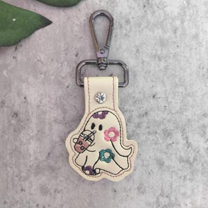 Halloween Kaffee Gespenst ITH Stickdatei, In The Hoop Stickdatei, ITH Snap Tab Stickdatei, Maschinenstickerei Schlüsselanhänger