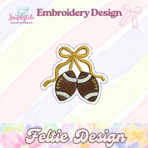 Puede incluir: Un diseño de bordado con dos balones de fútbol americano marrones con rayas blancas y costuras amarillas, unidos por un lazo dorado. El diseño está etiquetado como "Embroidery Design" y "Feltie Design" sobre un fondo de rayas pastel.